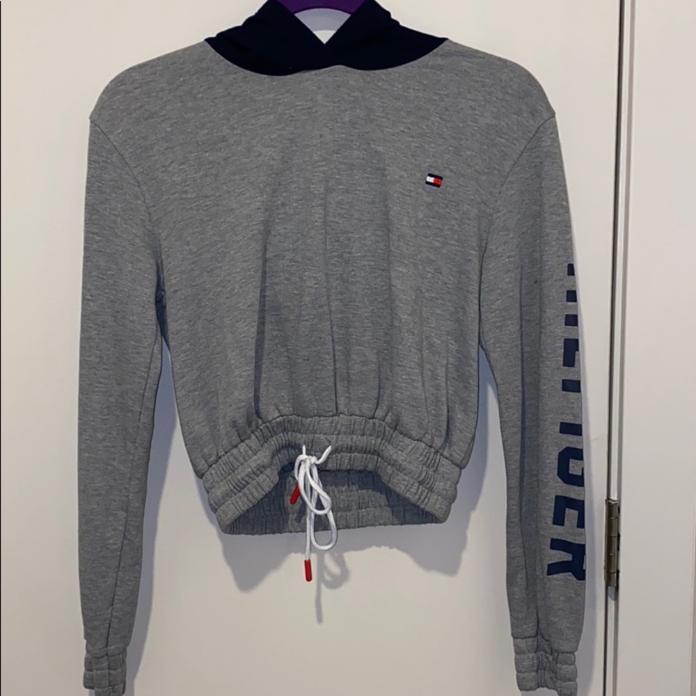 Cropped gray sweatshirt